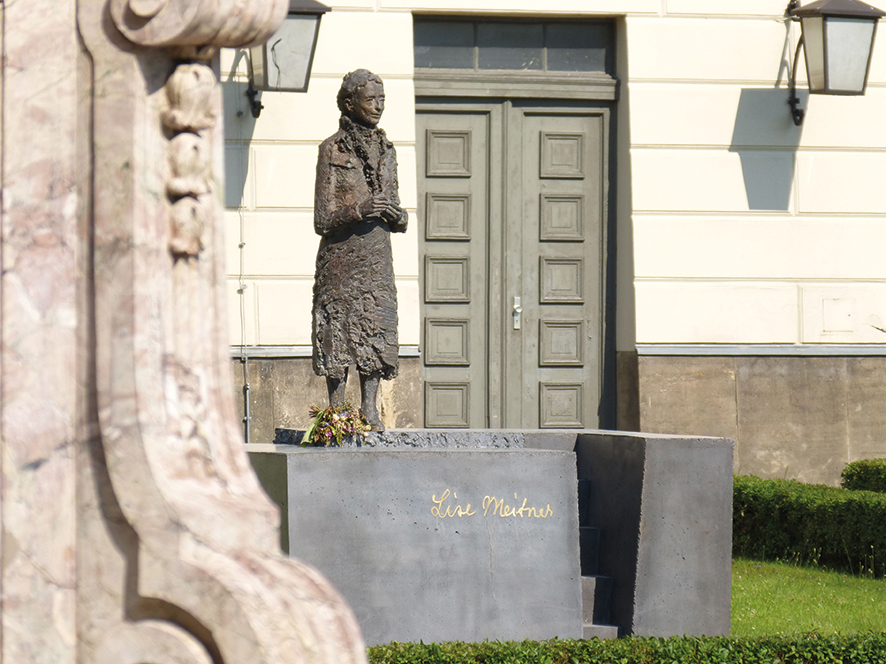 Lise Meitner-Denkmal im Ehrenhof der HU